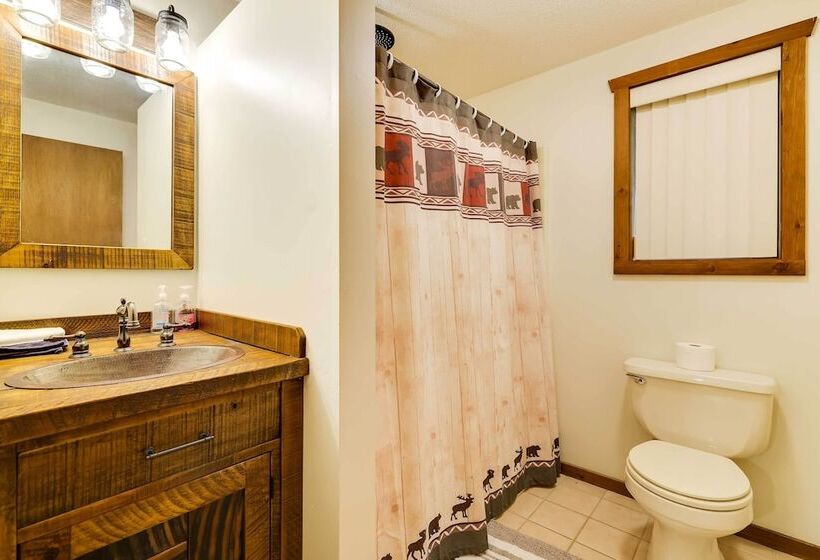 Half Mi To Lake Wallenpaupack: Poconos Cabin