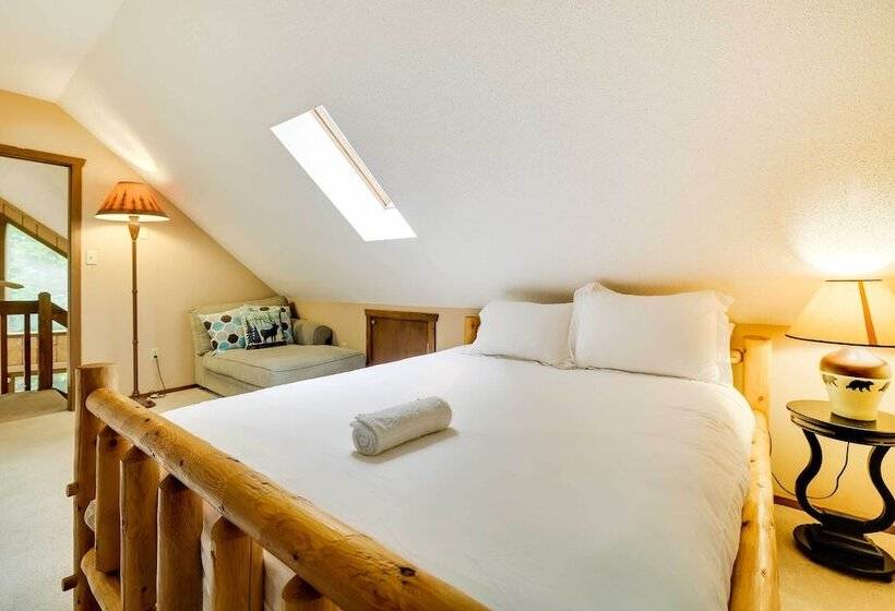 Half Mi To Lake Wallenpaupack: Poconos Cabin