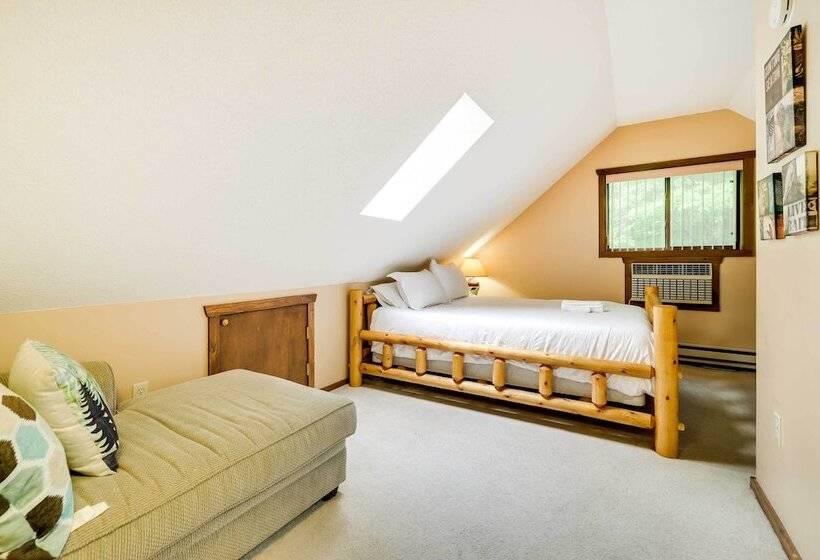 Half Mi To Lake Wallenpaupack: Poconos Cabin