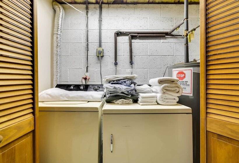 Half Mi To Lake Wallenpaupack: Poconos Cabin