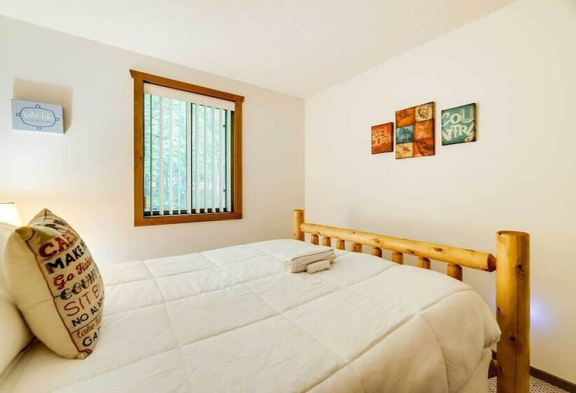 Half Mi To Lake Wallenpaupack: Poconos Cabin