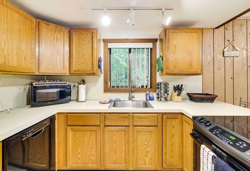 Half Mi To Lake Wallenpaupack: Poconos Cabin