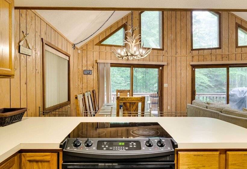 Half Mi To Lake Wallenpaupack: Poconos Cabin