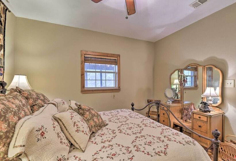 Pet Friendly Glen Rose Retreat W/ Screened Deck!