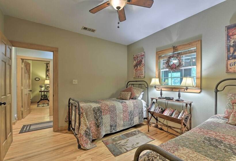 Pet Friendly Glen Rose Retreat W/ Screened Deck!