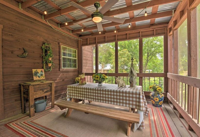 Pet Friendly Glen Rose Retreat W/ Screened Deck!