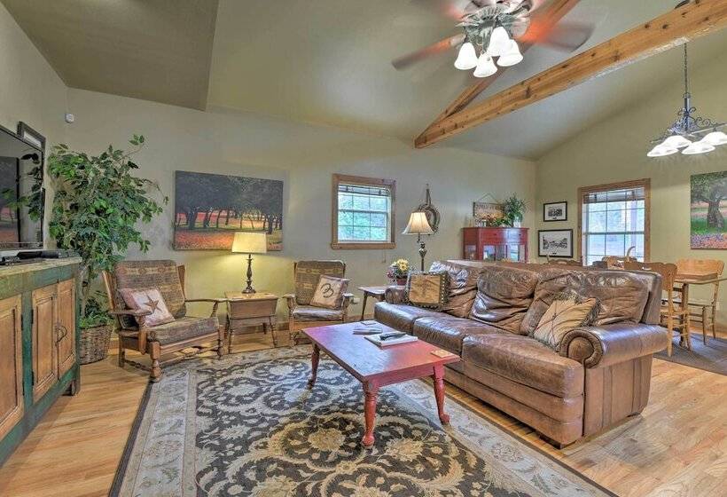 Pet Friendly Glen Rose Retreat W/ Screened Deck!