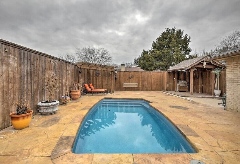 Private Pool & Game Room: Family Home In Garland!