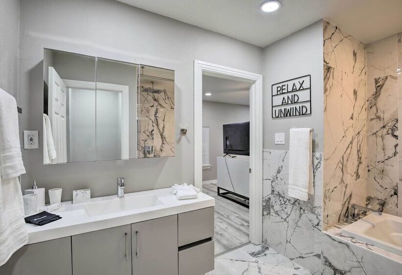 Private Pool & Game Room: Family Home In Garland!