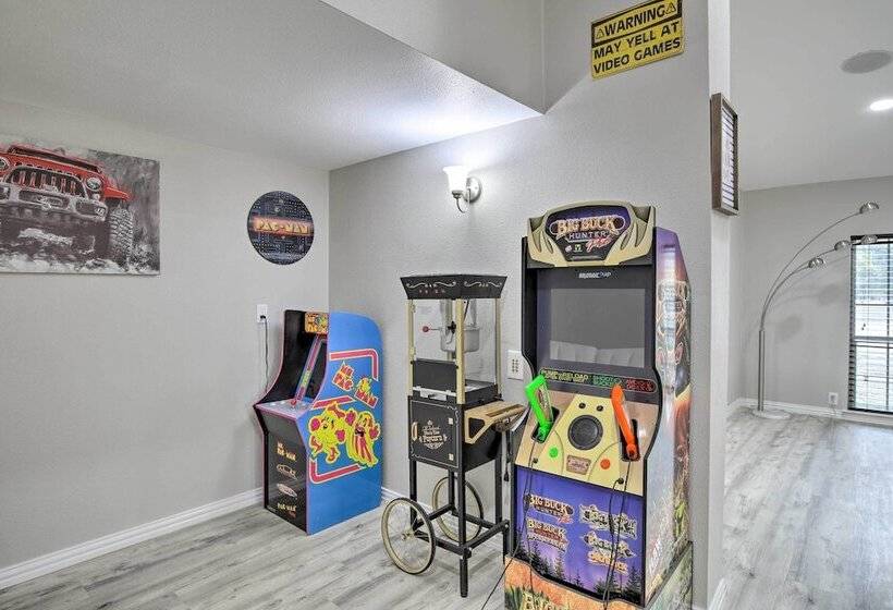 Private Pool & Game Room: Family Home In Garland!