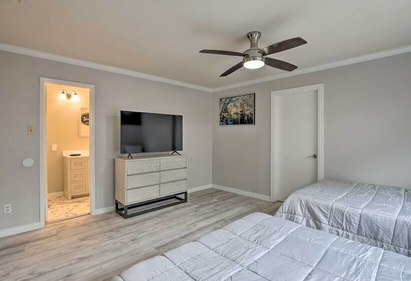 Private Pool & Game Room: Family Home In Garland!