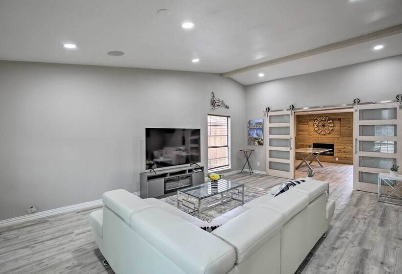 Private Pool & Game Room: Family Home In Garland!