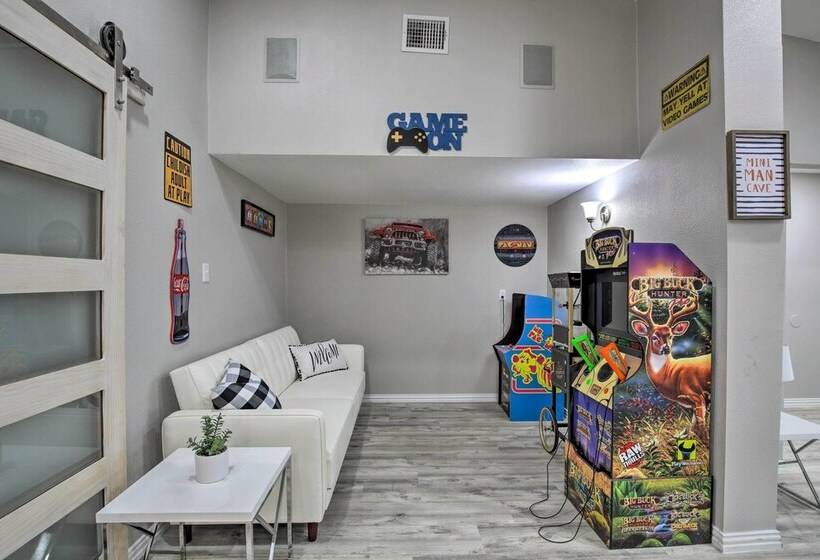 Private Pool & Game Room: Family Home In Garland!