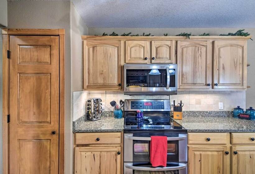 Family Friendly Home W/ Hot Tub: 1 Mi To Dtwn