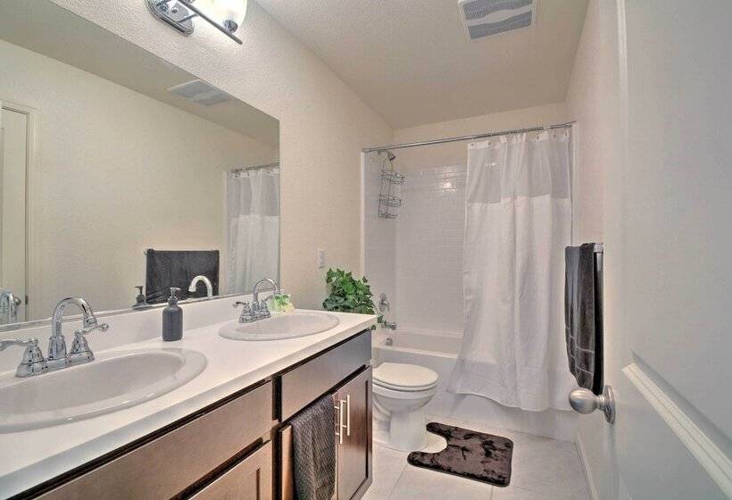 4 Mi To City Center: Family Friendly Retreat!