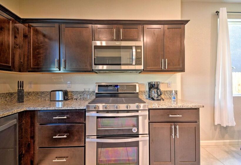 4 Mi To City Center: Family Friendly Retreat!