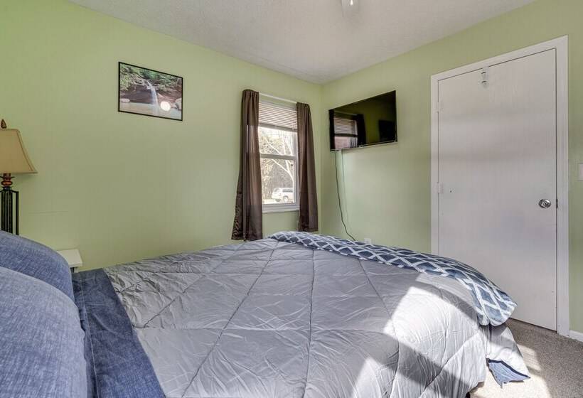 Blue Heron Cottage W/ Game Room, Deck & Hot Tub!