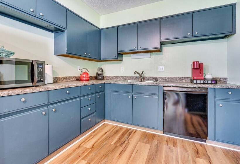 Blue Heron Cottage W/ Game Room, Deck & Hot Tub!