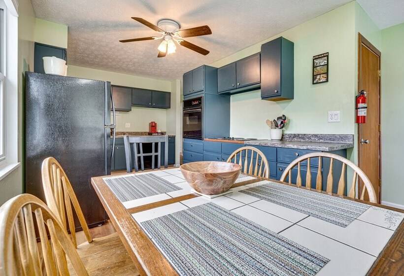 Blue Heron Cottage W/ Game Room, Deck & Hot Tub!