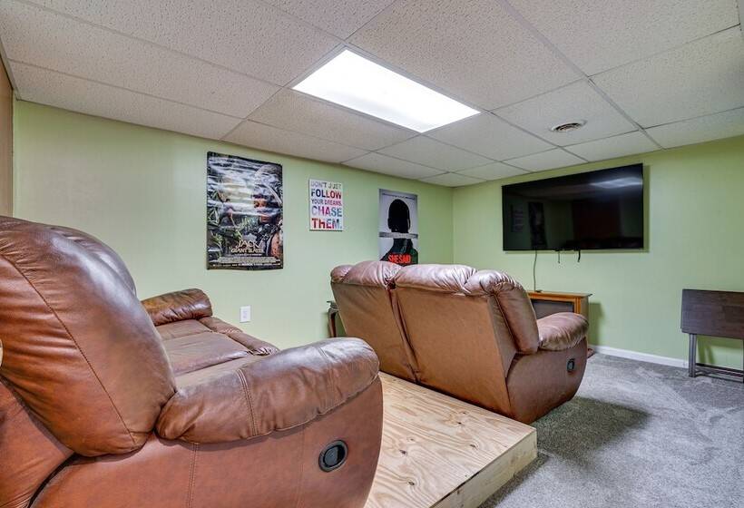 Blue Heron Cottage W/ Game Room, Deck & Hot Tub!