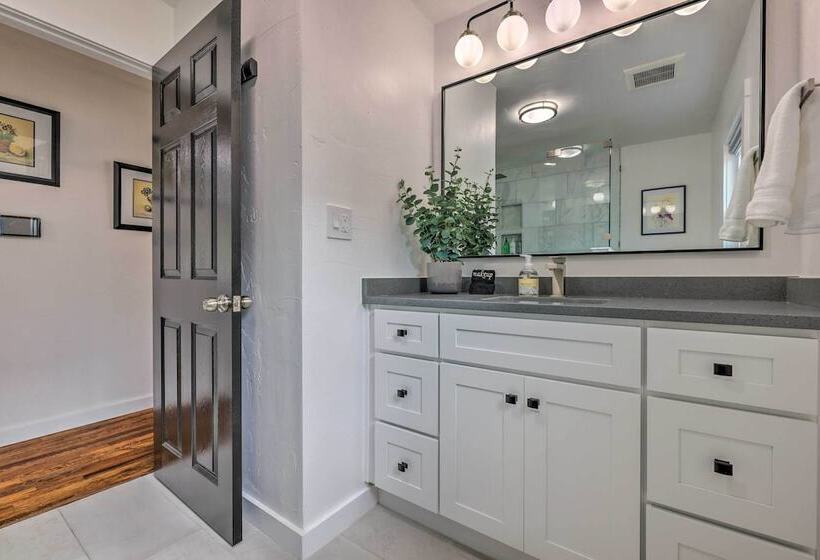 Fredericksburg Getaway W/ Covered Deck & Fire Pit!