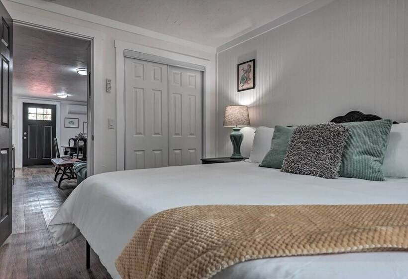 Fredericksburg Getaway W/ Covered Deck & Fire Pit!