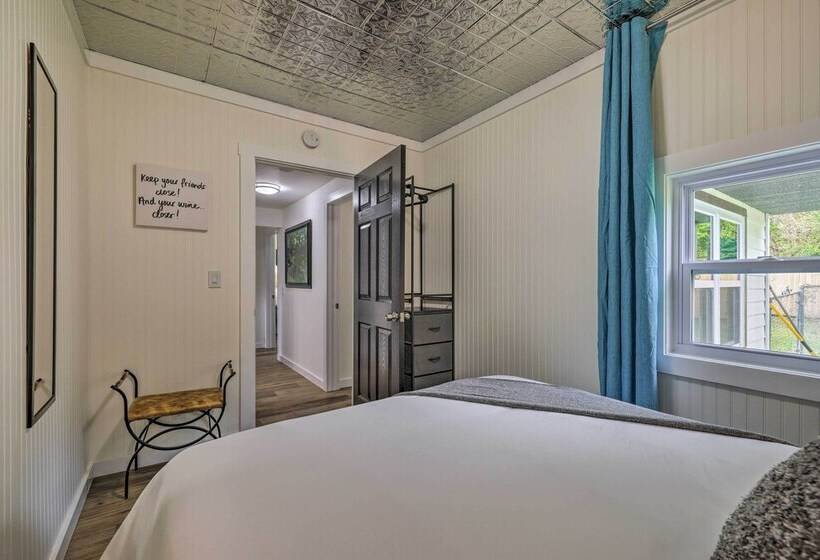 Fredericksburg Getaway W/ Covered Deck & Fire Pit!