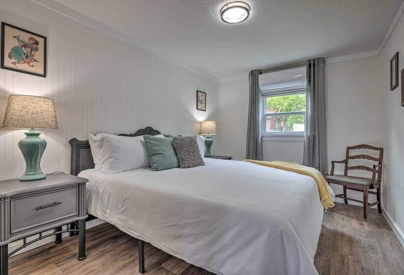 Fredericksburg Getaway W/ Covered Deck & Fire Pit!