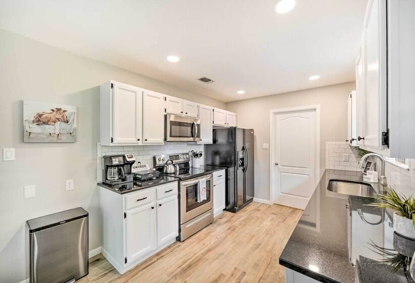 Fredericksburg Home W/ Hot Tub   1 Mi To Dtwn