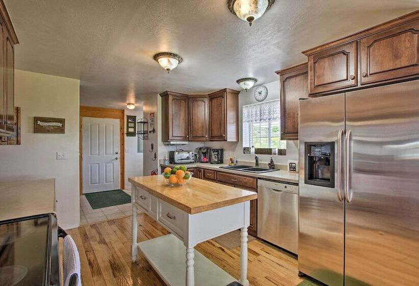 Scenic Views & Game Room: Garden City Retreat!