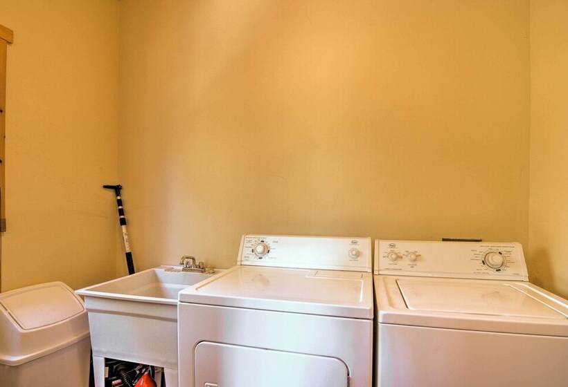 Gorgeous Alton Cabin W/ Deck + Mountain Views