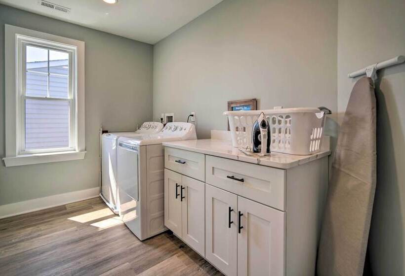 Gorgeous Newly Built Home: Golf Course View!