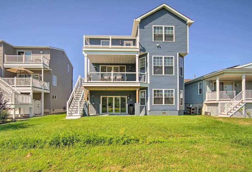 Gorgeous Newly Built Home: Golf Course View!