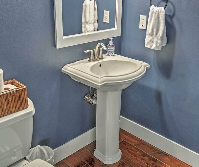 Gorgeous Wapato Point Lakehouse W/ Private Hot Tub