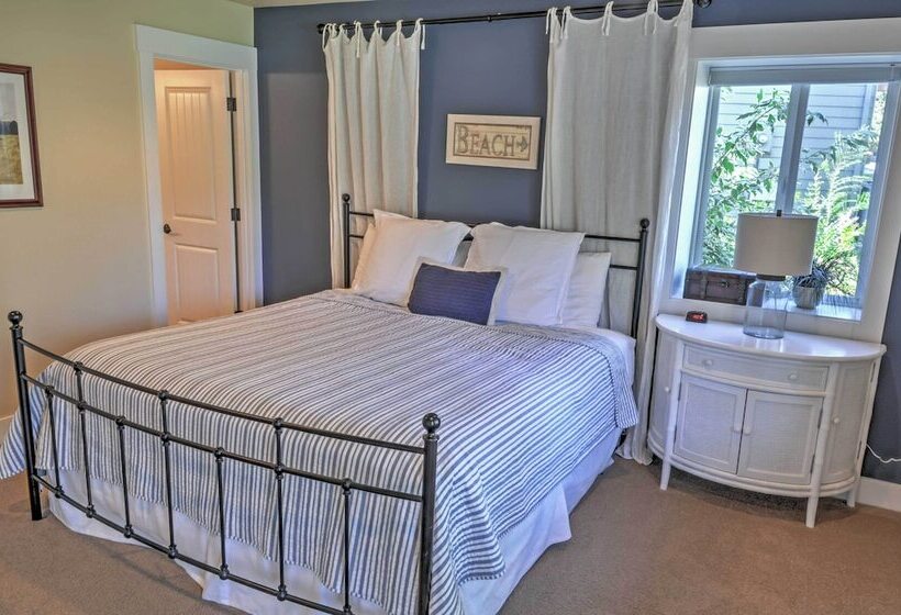 Gorgeous Wapato Point Lakehouse W/ Private Hot Tub