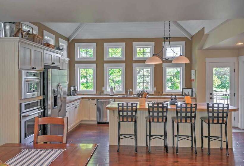 Gorgeous Wapato Point Lakehouse W/ Private Hot Tub