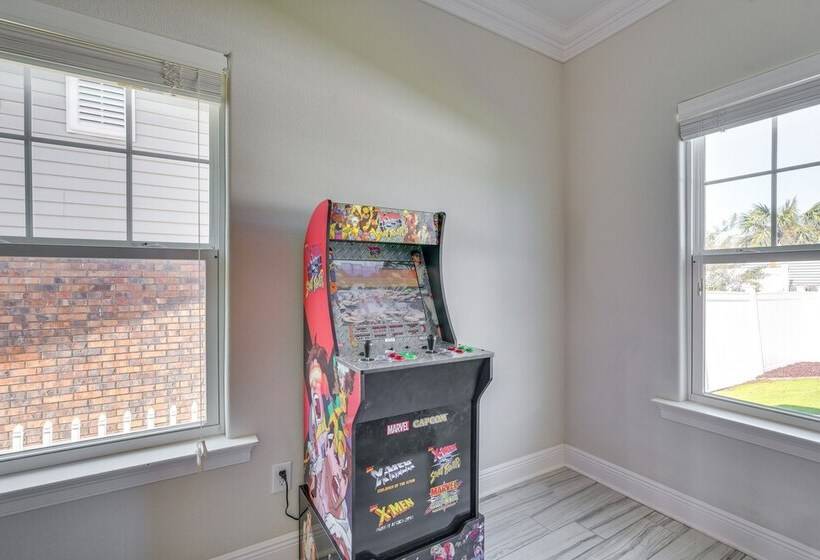 Group Friendly Pcb Retreat W/ Yard, Walk To Beach!