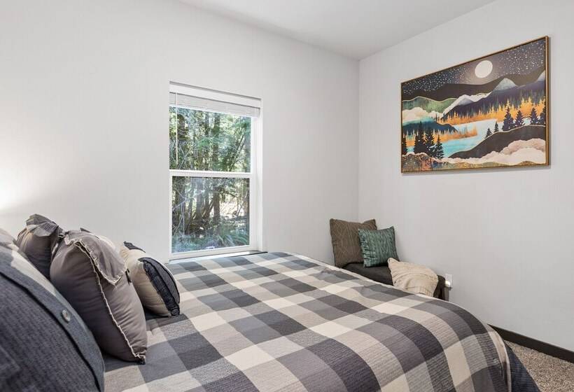 Hikers Haven W/ Hot Tub   Near Mt Rainier!