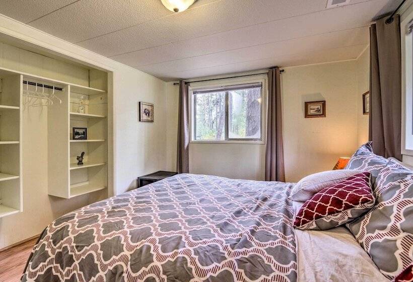 Hillside Hideaway: Warm & Cozy Terrace Lakes Cabin