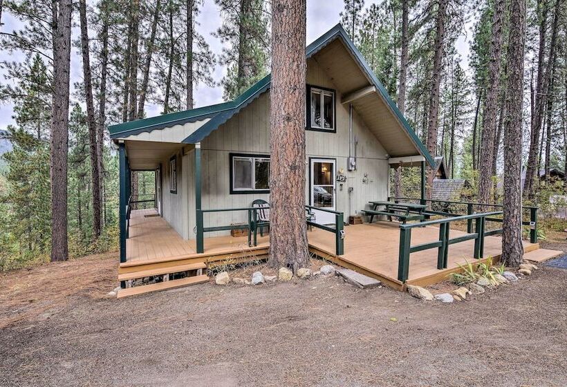 Hillside Hideaway: Warm & Cozy Terrace Lakes Cabin