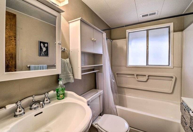 Hillside Hideaway: Warm & Cozy Terrace Lakes Cabin