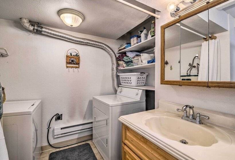 Hillside Hideaway: Warm & Cozy Terrace Lakes Cabin