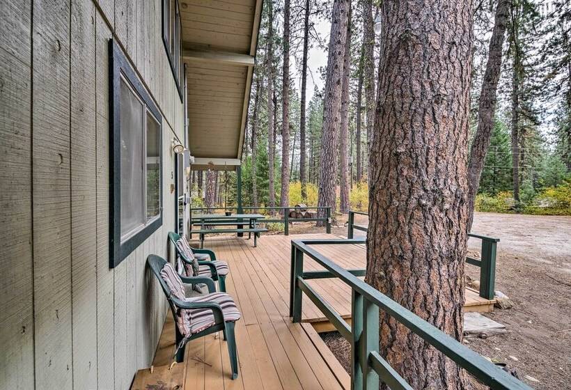 Hillside Hideaway: Warm & Cozy Terrace Lakes Cabin