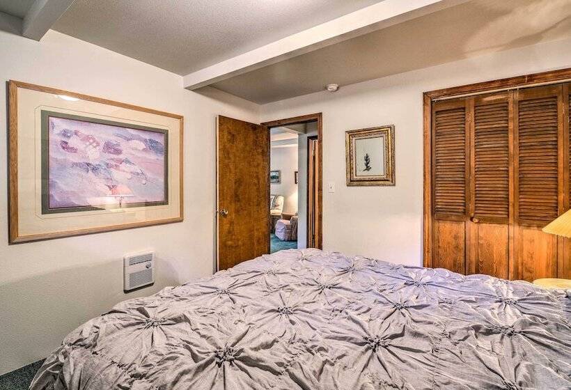 Hillside Hideaway: Warm & Cozy Terrace Lakes Cabin