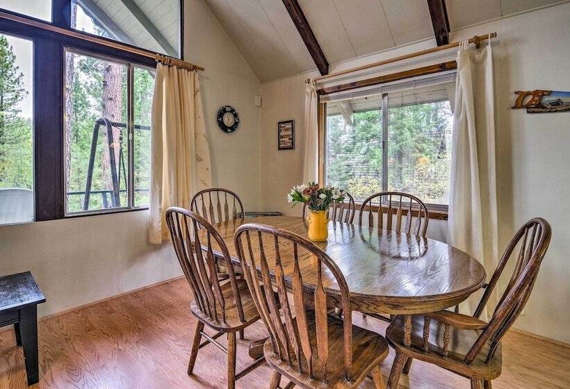 Hillside Hideaway: Warm & Cozy Terrace Lakes Cabin