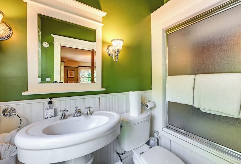 Historic Auburn House On 37 Acres W/private Lake!