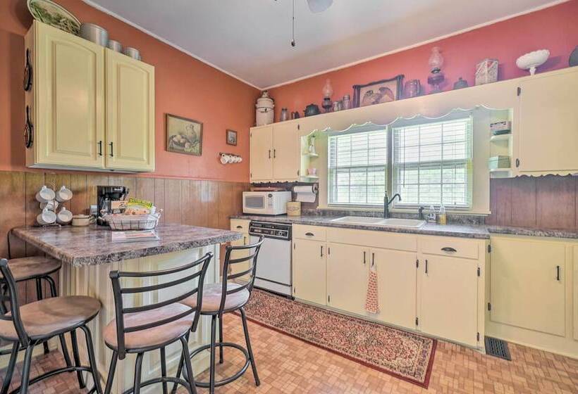 Historic Sparta Home Near Waterfalls & Hikes!