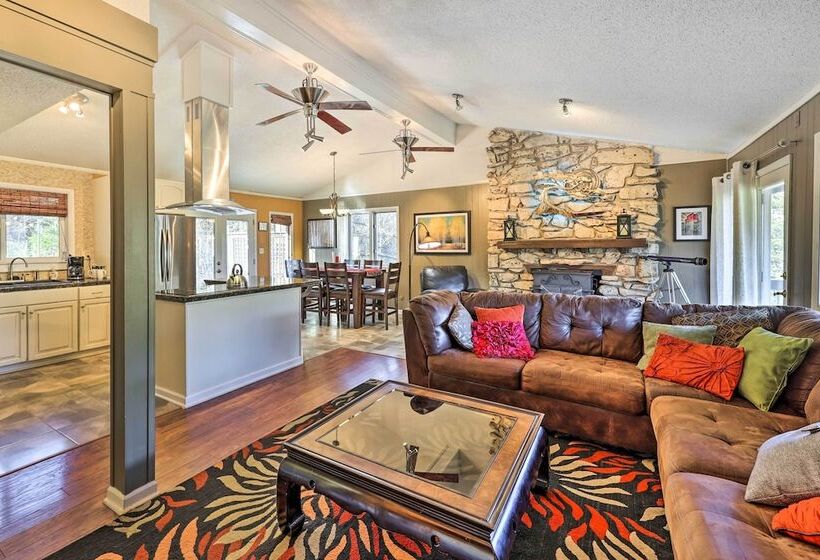 Holiday Island Home: Hot Tub & Wood Stove!