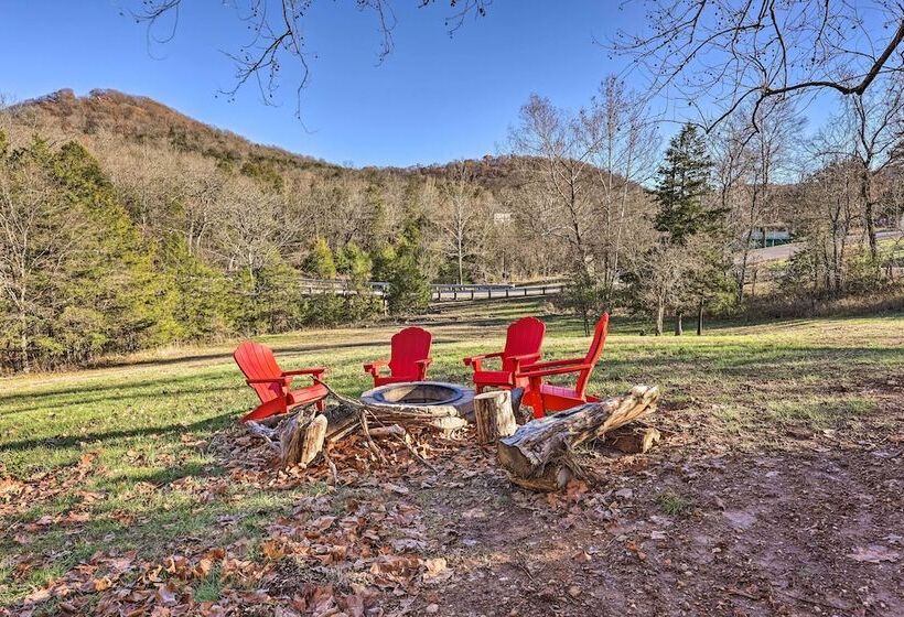Holiday Island Home: Hot Tub & Wood Stove!