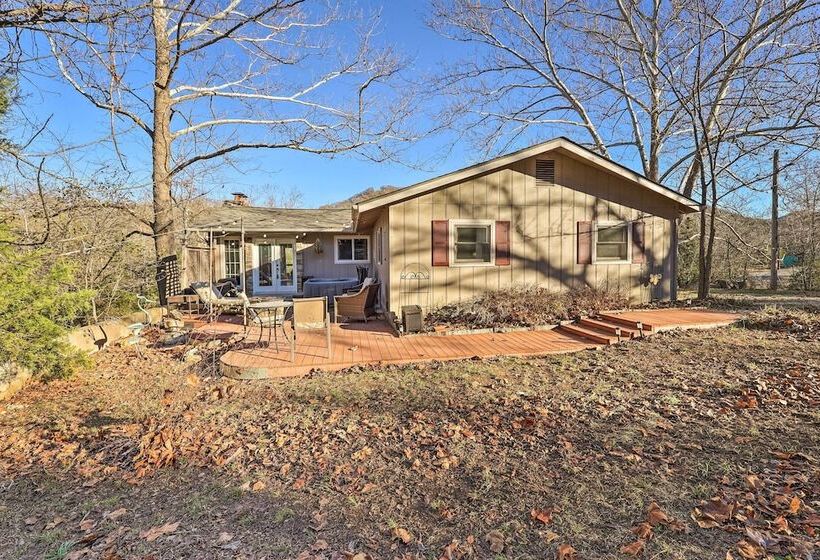 Holiday Island Home: Hot Tub & Wood Stove!